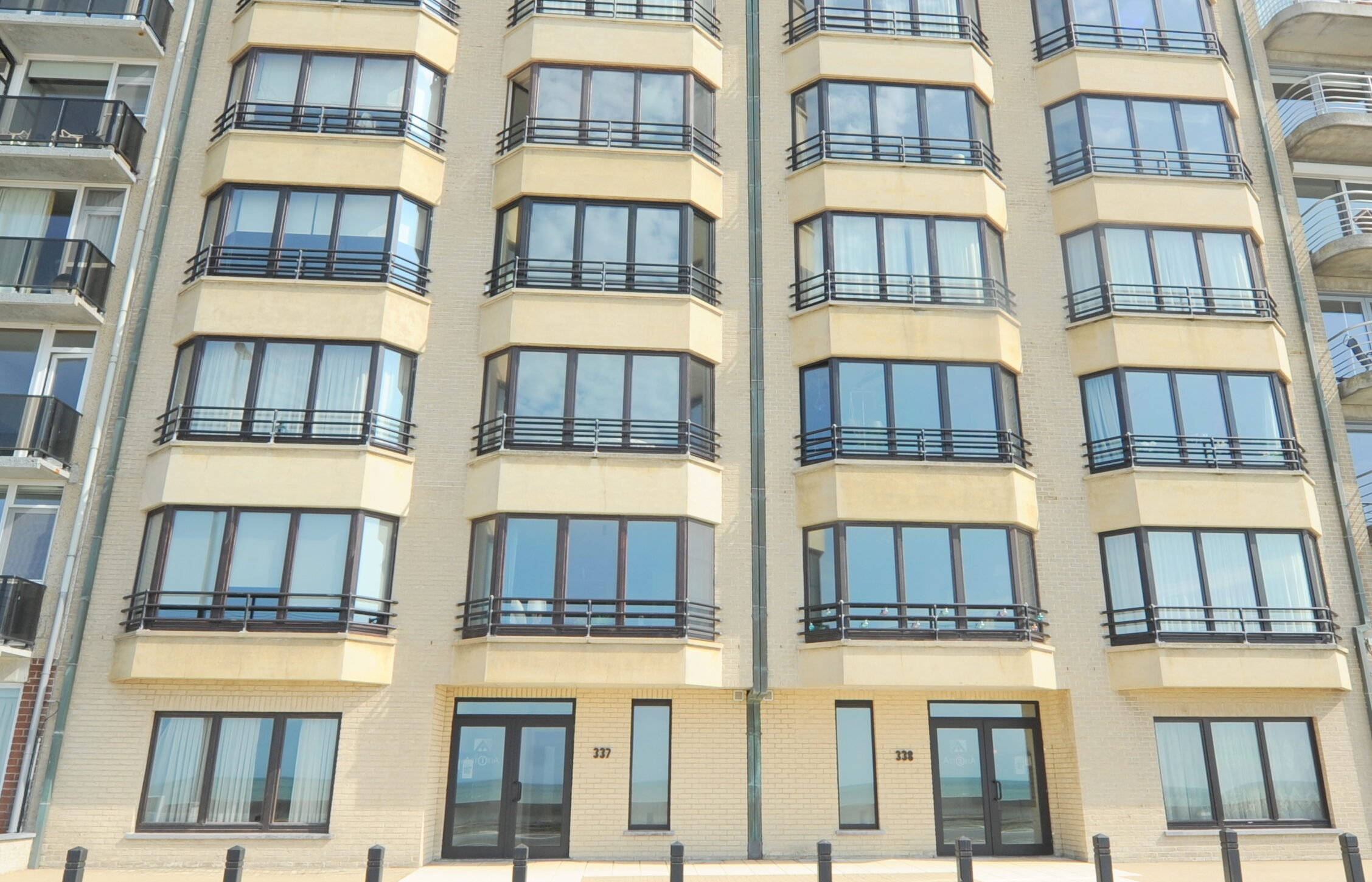 Studio met groot ! terras aan zeedijk te Oostende (Raversijde)